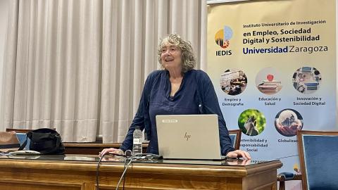 Shoshana Grossbard ha ofrecido un seminario abierto titulado “Economics of the Family and the Population: A Multidisciplinary Approach”. La sesión ha tenido lugar en el Salón de Grados de la Facultad de Economía y Empresa.